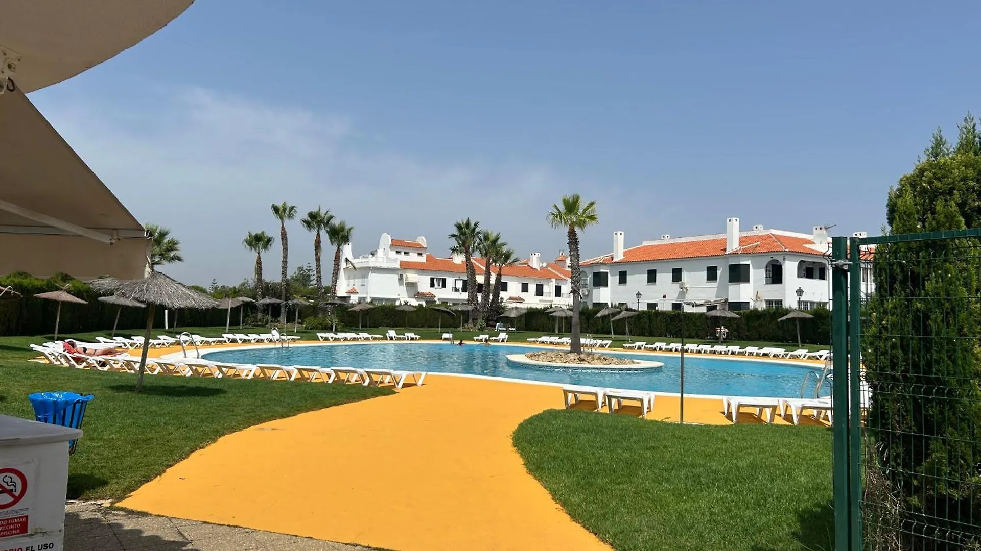 Apartamento A Pie De Playa En Urbanizacion Con Piscina エル・ロンピド